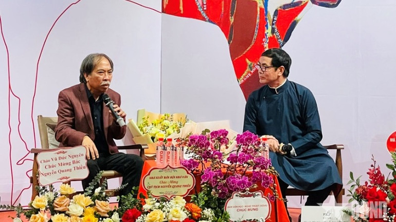 Đây là tác phẩm nhà thơ dành nhiều thời gian ấp ủ, chiêm nghiệm. Đây là tác phẩm nhà thơ dành nhiều thời gian ấp ủ, chiêm nghiệm.