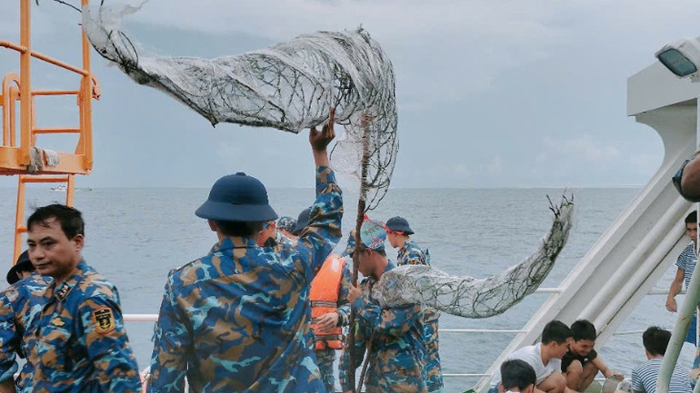 Đào Nhật Tân vượt sóng.