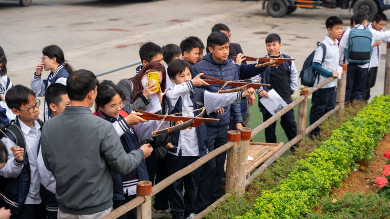 Các em được tham gia nhiều trò chơi dân gian.
