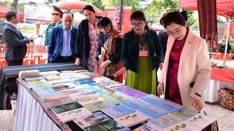 Trưng bày các tác phẩm văn học. Trưng bày các tác phẩm văn học.