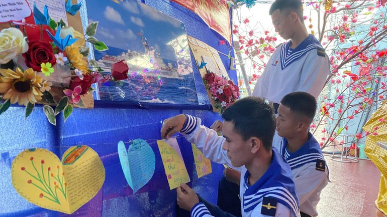 Những món quà từ đất liền luôn được nâng niu, trân trọng.