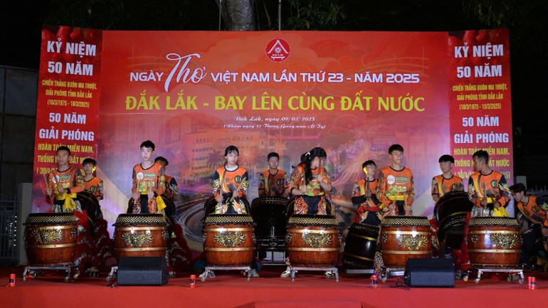 Nhiều hình thức nghệ thuật được kết hợp cùng thơ ca. Nhiều hình thức nghệ thuật được kết hợp cùng thơ ca.