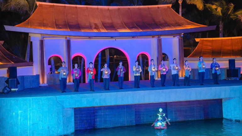 Sân khấu được dàn dựng với nhiều hoạt cảnh tôn vinh múa rối nước.