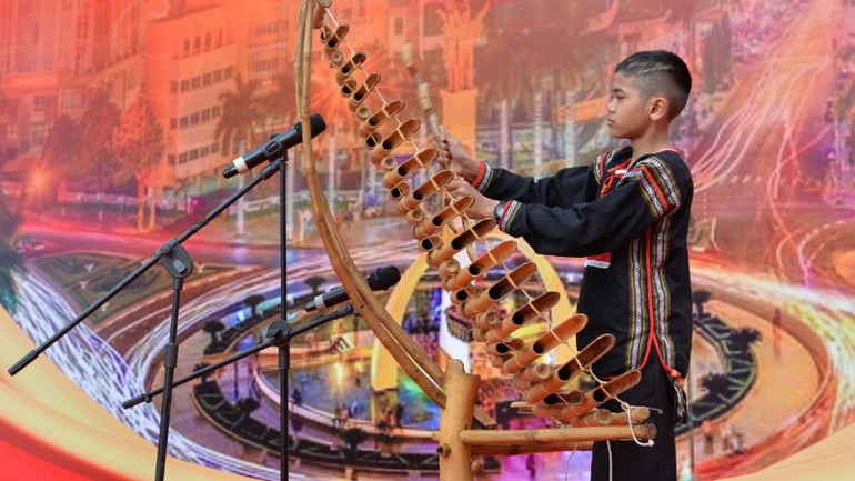 Một tiết mục nghệ thuật bản sắc được biểu diễn bởi thiếu nhi. Một tiết mục nghệ thuật bản sắc được biểu diễn bởi thiếu nhi.