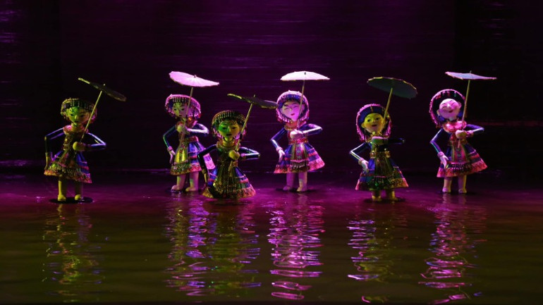 Bản sắc văn hóa các dân tộc Việt Nam được thể hiện sinh động với rối nước.