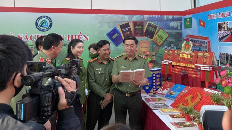 Đồng chí Thượng tướng Trần Quốc Tỏ, Ủy viên Trung ương Đảng, Thứ trưởng Công an tham quan không gian trưng bày sách của nhà trường.