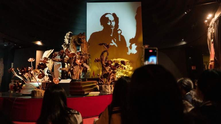 Một khoảnh khắc thiêng liêng khiến tất cả các em rưng rưng xúc động.