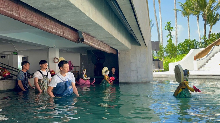 Giám đốc Nhà hát Múa rối Việt Nam hướng dẫn nghệ sĩ tập luyện.