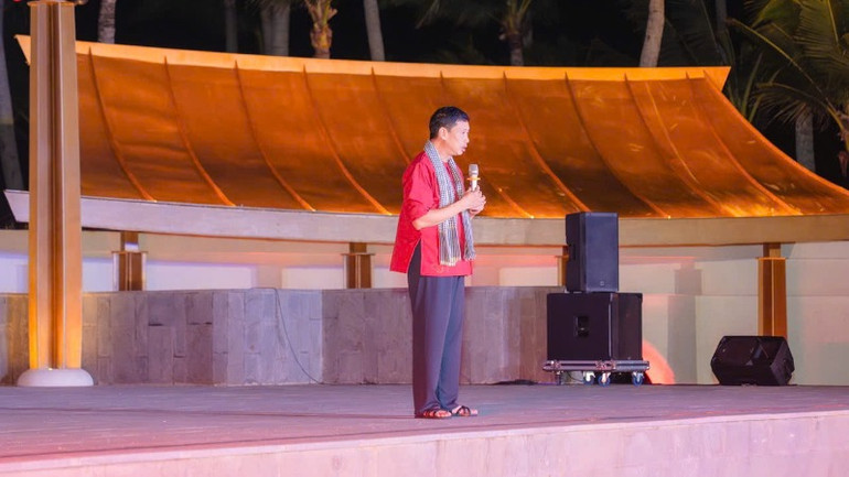 Đặt trong bối cảnh khu du lịch sang trọng, sân khấu múa rối nước vẫn giữ nguyên vẻ mộc mạc.