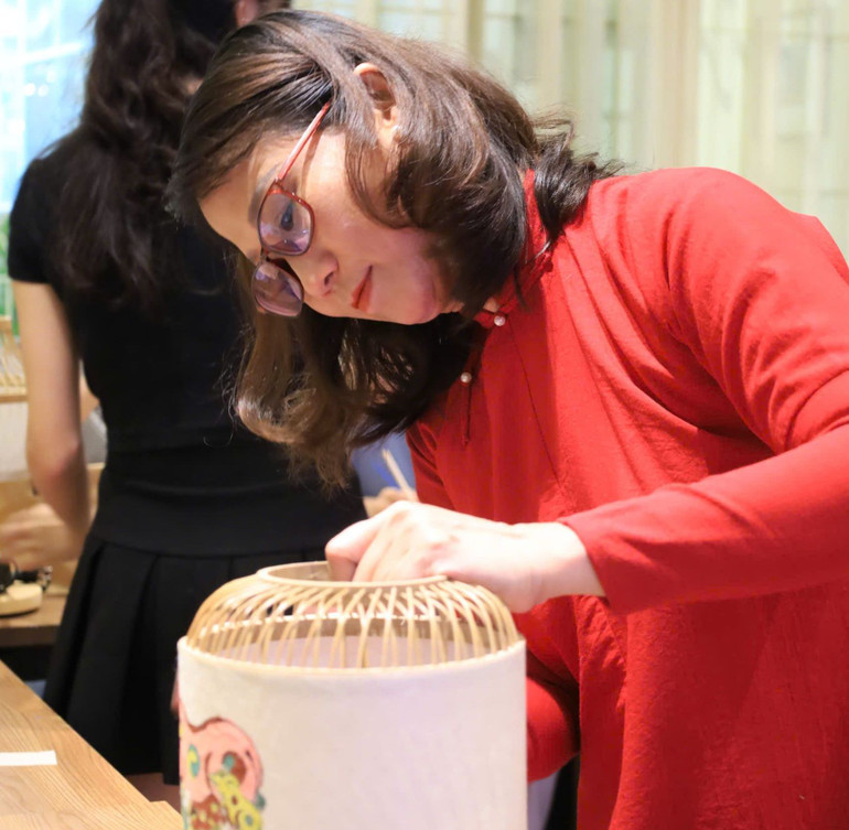 Chị Nguyễn Thị Hữu luôn đam mê với nghệ thuật truyền thống.