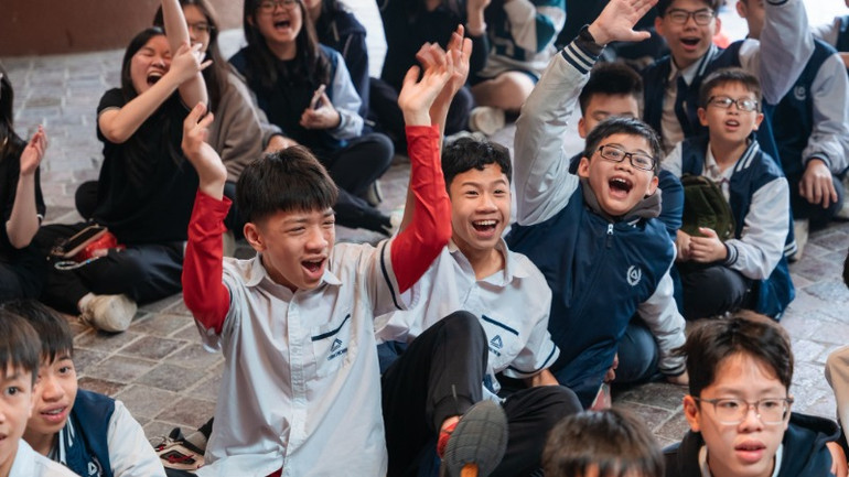 Học sinh tương tác đầy hào hứng.