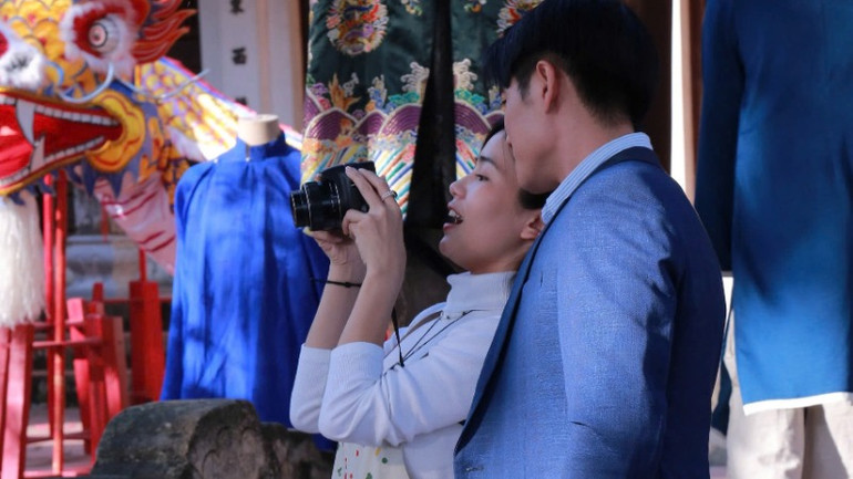 Câu chuyện tình yêu tạo nên mạch kết nối cho phim.