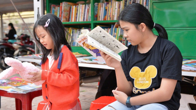 Các em thiếu nhi nhận được sự quan tâm, chia sẻ lớn tại Ngày thơ. Các em thiếu nhi nhận được sự quan tâm, chia sẻ lớn tại Ngày thơ.