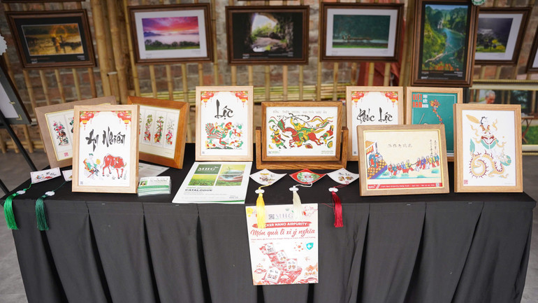 Đường nét, mầu sắc trong tranh dân gian đã hòa nhịp vào sáng tạo hiện đại.