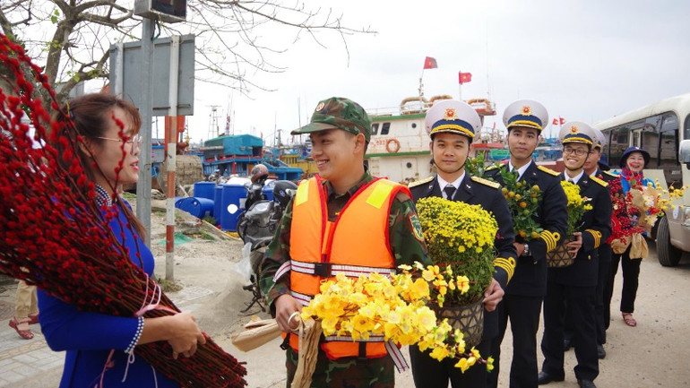 Chuyển hoa xuân ra đảo.