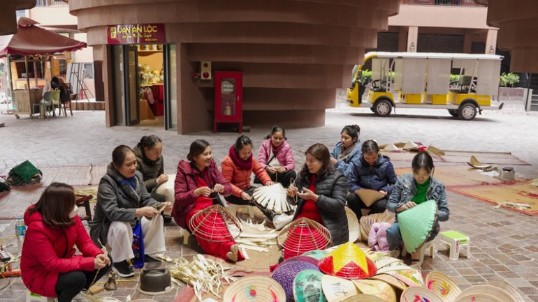 Các nghề thủ công khác như làm nón cũng được tôn vinh, giới thiệu.