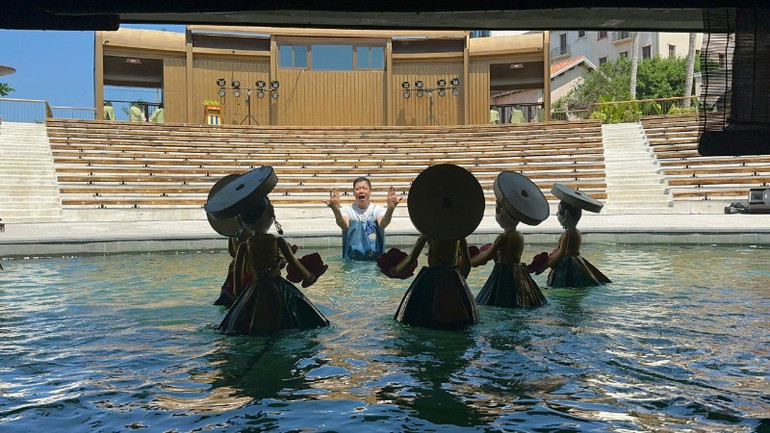 Nghệ sĩ nhân dân Nguyễn Tiến Dũng cùng anh em lăn lộn với nghề.