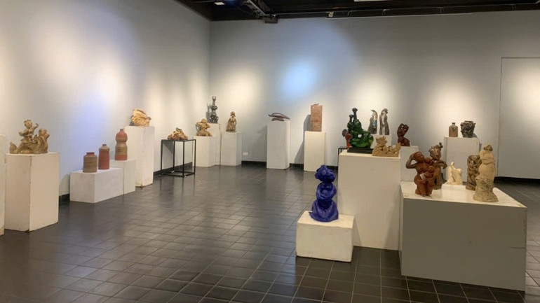 Triển lãm gốm "Dáng xuân 2025 - Bắc Nam hội tụ" trưng bày nhiều tác phẩm công phu.