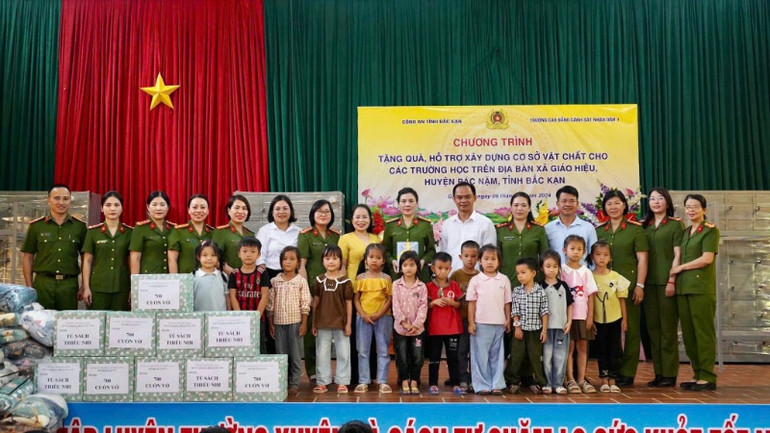 Hoạt động hỗ trợ đồng bào, trẻ em vùng sâu miền xa cũng được quan tâm, chia sẻ.