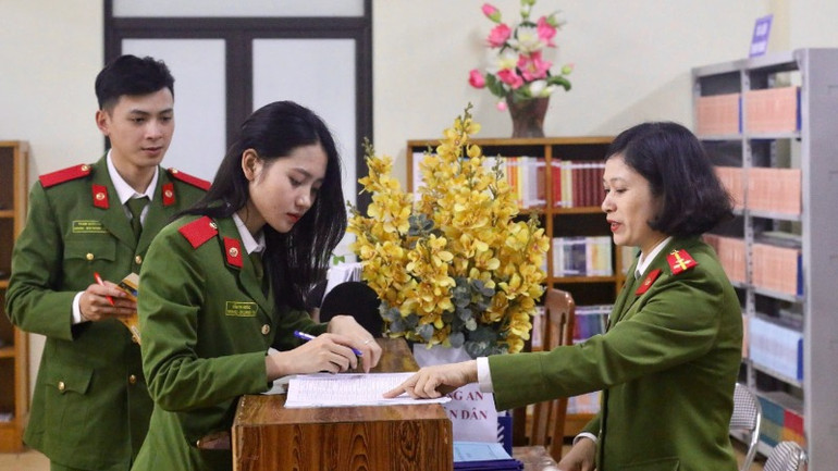 Thư viện Nhà trường hoạt động rất sôi nổi.