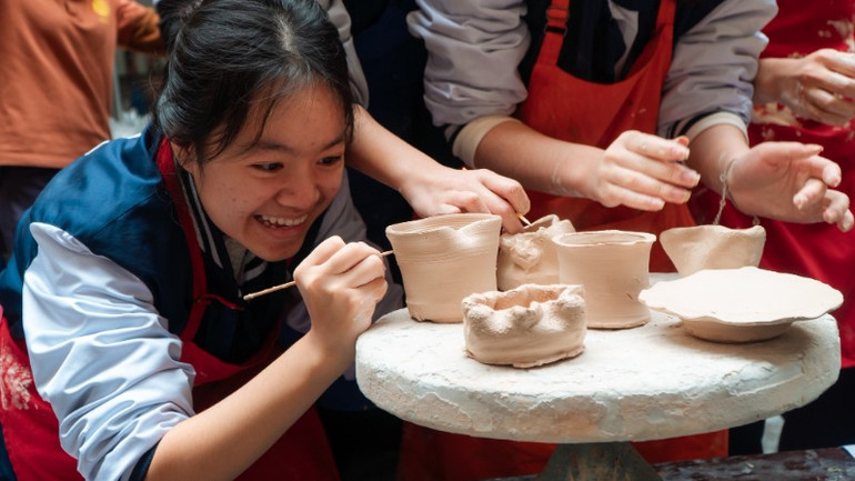 Học sinh học cách làm gốm và mang về những sản phẩm dấu ấn cá nhân.