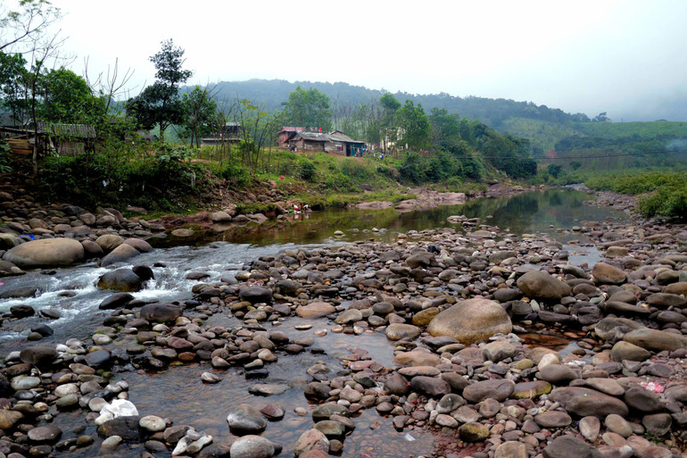 Mùa xuân, suối cạn và nước trong veo. Mùa xuân, suối cạn và nước trong veo.