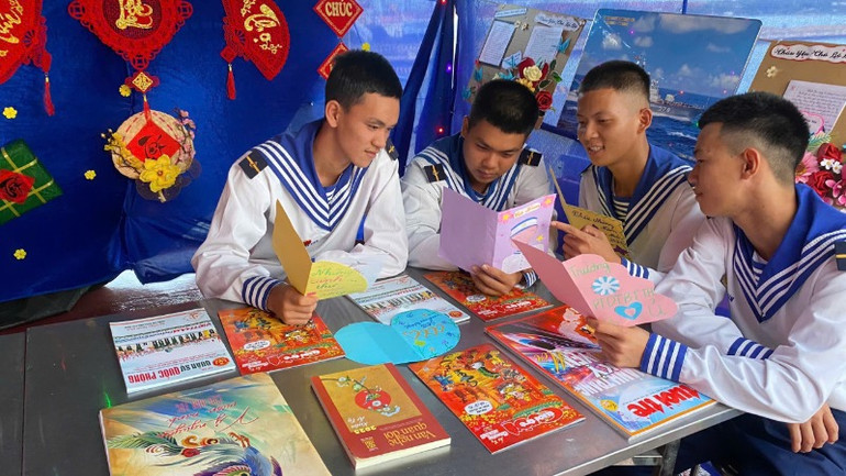 Bộ đội ở đảo xa say mê với các ấn phẩm báo Tết và thư, thiếp gửi từ đất liền.