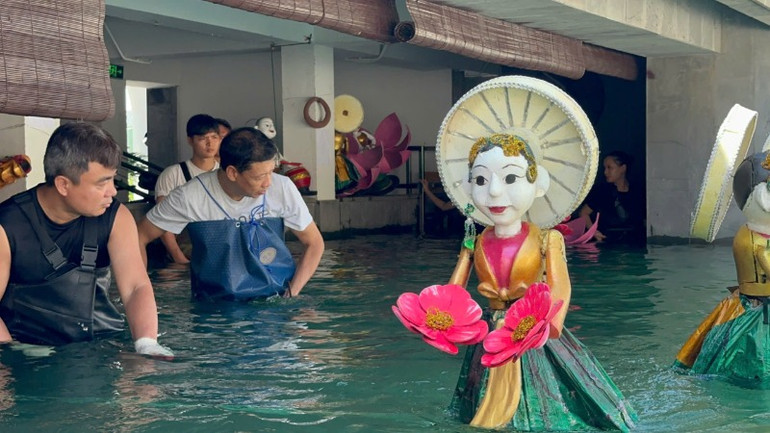 Sắc mầu tươi vui gợi vẻ đẹp của lễ hội ở đồng bằng bắc bộ.