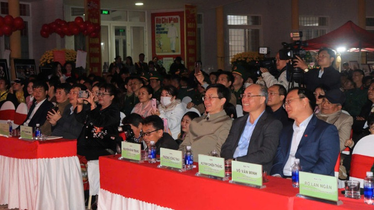 Các đại biểu và người yêu thơ tham dự Ngày thơ Việt Nam tại Đắk Lắk. Các đại biểu và người yêu thơ tham dự Ngày thơ Việt Nam tại Đắk Lắk.