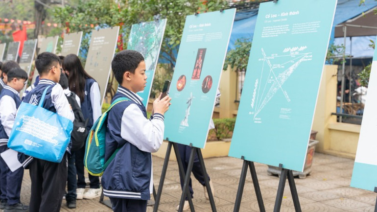 Học sinh quét mã QR để tiếp cận thông tin thuận tiện hơn.