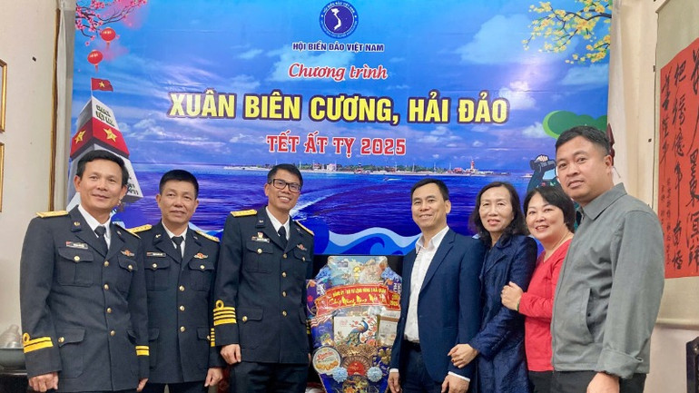 Hội Biển đảo Việt Nam đã trao nhiều món quà ý nghĩa.