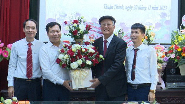 Lãnh đạo thị xã thăm, động viên Cựu giáo chức trên địa bàn. (Ảnh MAI ANH)