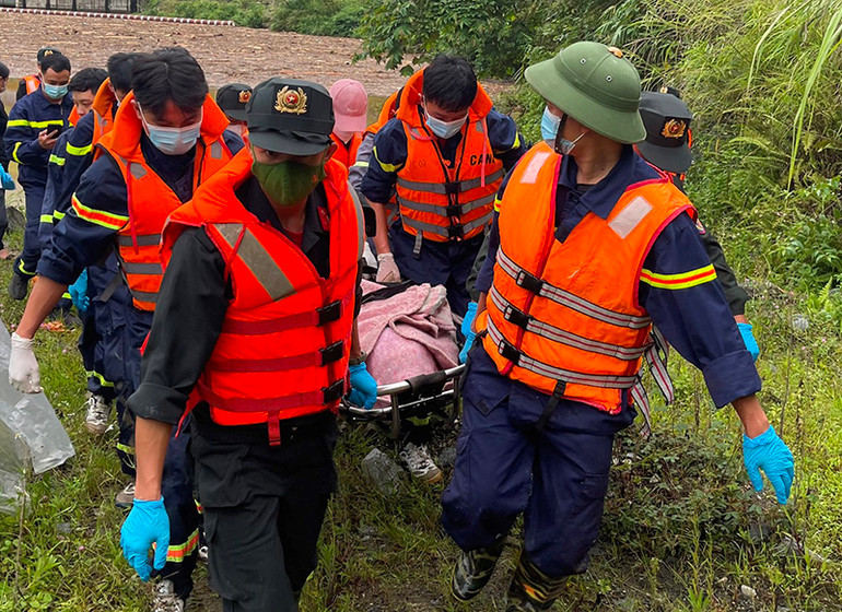 Đến 10 giờ ngày 14/9 đã tìm thấy thêm 2 thi thể nạn nhân bị lũ ống trôi tại xã Liên Minh, thị xã Sa Pa. Đến 10 giờ ngày 14/9 đã tìm thấy thêm 2 thi thể nạn nhân bị lũ ống trôi tại xã Liên Minh, thị xã Sa Pa.