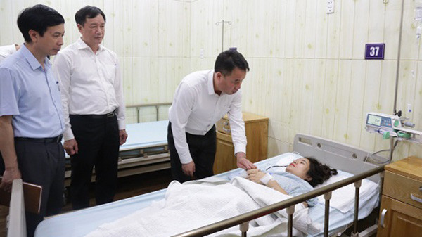 Tổng Giám đốc Bảo hiểm xã hội thăm hỏi, tặng quà hỗ trợ người bị thương trong vụ cháy chung cư mini. (Ảnh: Tâm Trung)