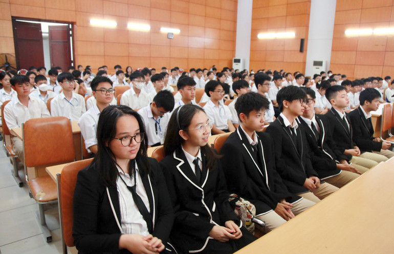 Các học sinh Hà Nội tham dự kỳ thi chọn đội tuyển IJSO năm 2024 Các học sinh Hà Nội tham dự kỳ thi chọn đội tuyển IJSO năm 2024