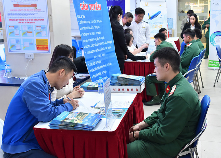 Kết nối giữa các bạn trẻ và nhà tuyển dụng. (Ảnh: THỦY NGUYÊN)