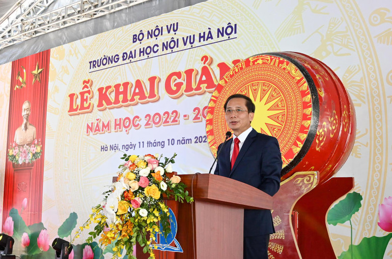 PGS,TS Nguyễn Bá Chiến, Bí thư Đảng uỷ, Hiệu trưởng Trường đại học Nội vụ Hà Nội phát biểu tại Lễ khai giảng. (Ảnh: DUY LINH)