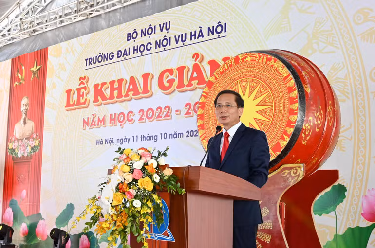 PGS,TS Nguyễn Bá Chiến, Bí thư Đảng uỷ, Hiệu trưởng Trường đại học Nội vụ Hà Nội phát biểu tại Lễ khai giảng. (Ảnh: DUY LINH)