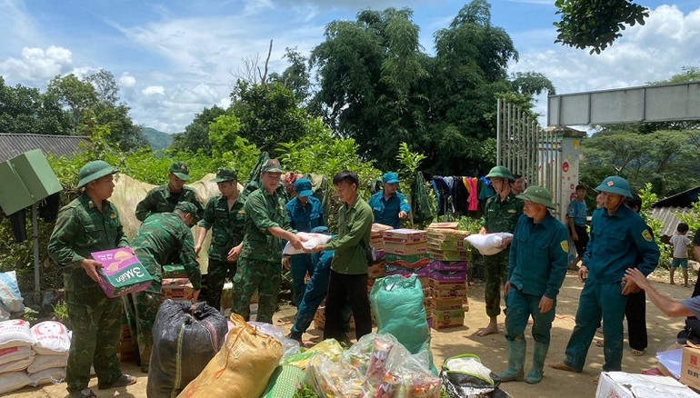 Mỗi phần quà trao đến người dân điểm Huổi Ké trong ngày này đều thắm đượm tình quân dân và nghĩa đồng bào. Mỗi phần quà trao đến người dân điểm Huổi Ké trong ngày này đều thắm đượm tình quân dân và nghĩa đồng bào.