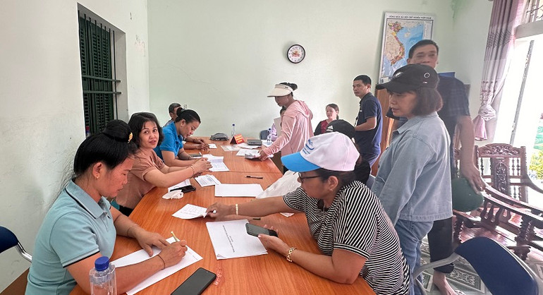 Thành viên Ban Tiếp nhận vận động ủng hộ lũ quét ở Mường Pồn tiếp nhận tiền ủng hộ của các tổ chức, cá nhân.