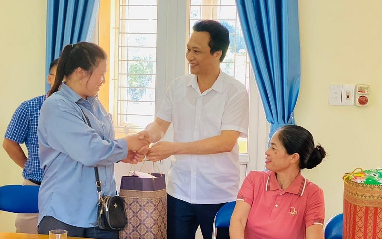 Đồng chí Lê Khánh Hòa, Bí thư Huyện ủy Nậm Pồ trao quà, động viên các gia đình chính sách ở huyện biên giới Nậm Pồ.