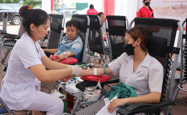 Nhân dân tỉnh Điện Biên tình nguyện hiến máu.