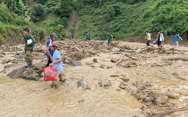 Nhân dân địa phương giúp sức tìm kiếm người bị mất tích.