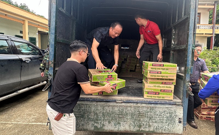 Các doanh nghiệp thành viên Hiệp hội Doanh nghiệp tỉnh Điện Biên chuyển hàng hỗ trợ đến nhân dân xã Mường Pồn.