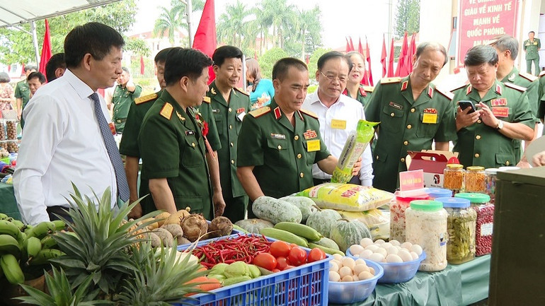 Đại biểu tham quan gian trưng bày sản phẩm nông nghiệp do các đơn vị thuộc lực lượng vũ trang tỉnh Điện Biên chủ động tăng gia, sản xuất. Đại biểu tham quan gian trưng bày sản phẩm nông nghiệp do các đơn vị thuộc lực lượng vũ trang tỉnh Điện Biên chủ động tăng gia, sản xuất.