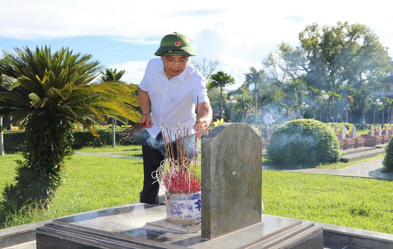 Đồng chí Nguyễn Văn Thắng, Bộ trưởng Giao thông vận tải thắp hương trên phần mộ liệt sĩ trong Nghĩa trang Liệt sĩ Tông Khao. Đồng chí Nguyễn Văn Thắng, Bộ trưởng Giao thông vận tải thắp hương trên phần mộ liệt sĩ trong Nghĩa trang Liệt sĩ Tông Khao.
