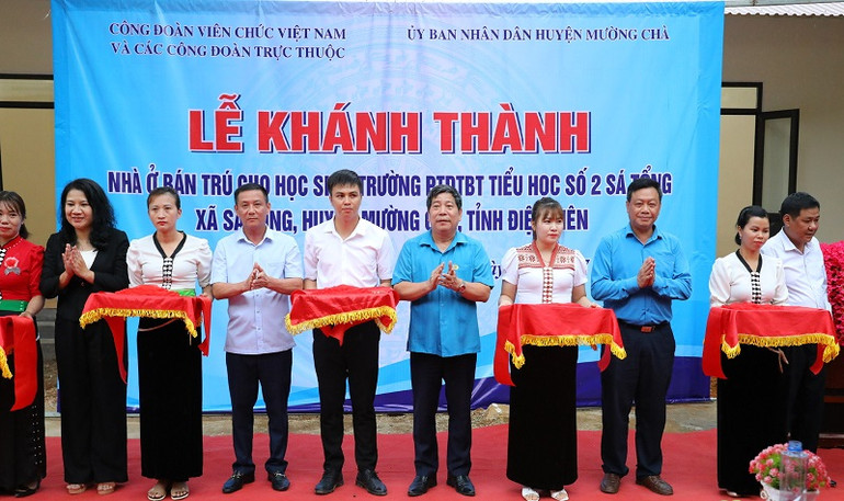Lãnh đạo Công đoàn Viên chức Việt Nam cùng các đồng chí lãnh đạo Ủy ban nhân dân huyện Mường Chà cắt băng đưa công trình nhà ở bán trú Trường Phổ thông Dân tộc bán trú, Tiểu học số 2 Sá Tổng vào sử dụng.