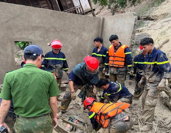 Lực lượng chức năng đang tìm kiếm người bị nạn tại Mường Pồn.