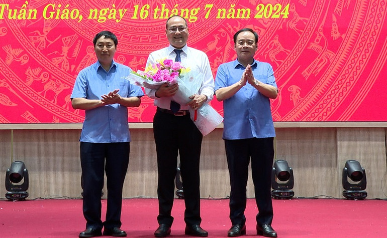 Đồng chí Mùa A Sơn (đầu tiên bên phải), Phó Bí thư Thường trực Tỉnh ủy Điện Biên cùng đồng chí Phạm Khắc Quân, Trưởng ban Tổ chức Tỉnh ủy Điện Biên tặng hoa chúc mừng đồng chí Lê Xuân Cảnh được tín nhiệm bầu giữ chức Bí thư Huyện ủy Tuần Giáo, (nhiệm kỳ 2020-2025). Đồng chí Mùa A Sơn (đầu tiên bên phải), Phó Bí thư Thường trực Tỉnh ủy Điện Biên cùng đồng chí Phạm Khắc Quân, Trưởng ban Tổ chức Tỉnh ủy Điện Biên tặng hoa chúc mừng đồng chí Lê Xuân Cảnh được tín nhiệm bầu giữ chức Bí thư Huyện ủy Tuần Giáo, (nhiệm kỳ 2020-2025).