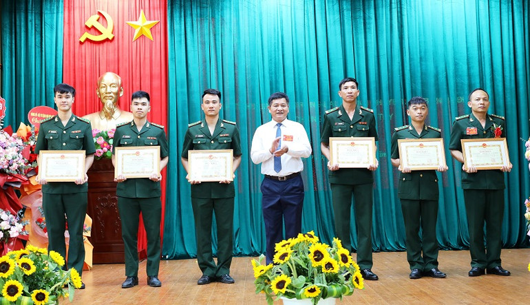 Chủ tịch Ủy ban nhân dân tỉnh Điện Biên Lê Thành Đô trao Bằng khen và tặng thưởng các tập thể, cá nhân thuộc Bộ đội Biên phòng Điện Biên có thành tích xuất sắc đấu tranh thành công 2 chuyên án ma túy lớn tại Điện Biên.